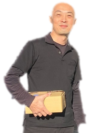 段ボールを持つドライバー