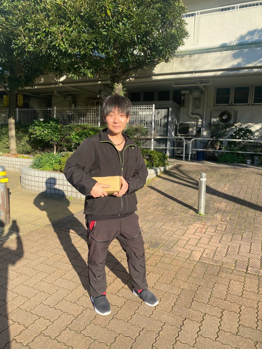 段ボールを持つドライバー